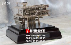 Souvenir Miniatur Pertamina Rig Offshore