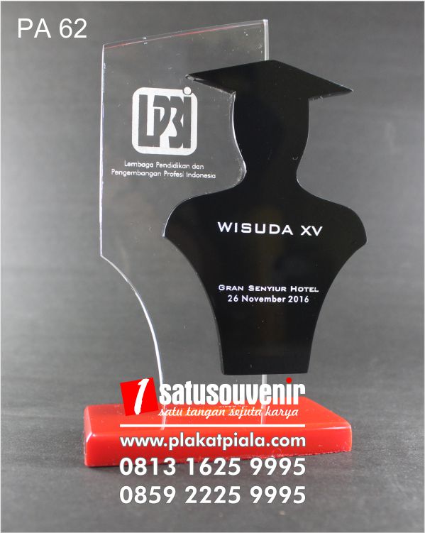 plakat akrilik wisuda lp3i