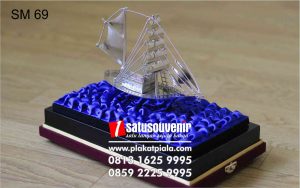 Souvenir Miniatur Perahu Layar