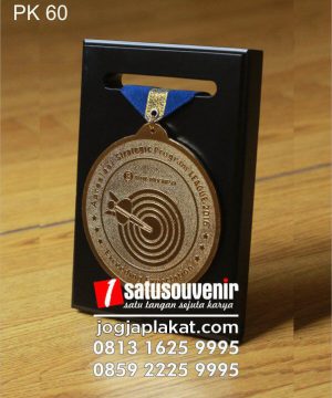 plakat kayu medali BI bank indonesia