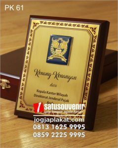plakat kayu kenang kenangan