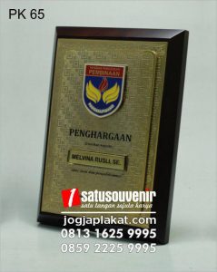 plakat kayu yayasan pendidikan pembinaan