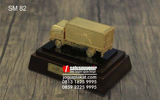 Souvenir Miniatur Truk Gledex