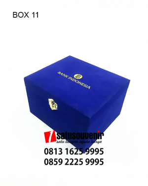 BOX11 Box Beludru Biru Hotprint Emas