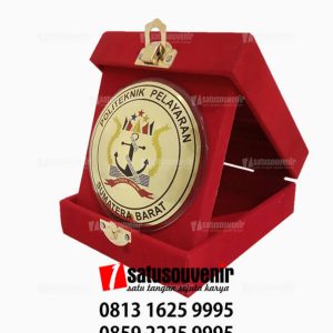 MED03 Medali Politeknik Pelayaran Sumatera Barat - kotak beludru