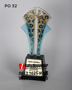 PO32 Plakat Piala Akrilik Juara Overall