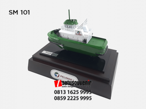 SM101 Souvenir Miniatur Kapal Tugboat PT Pelindo