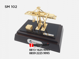 SM88 Souvenir Miniatur Container Crane