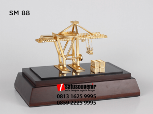 SM88 Souvenir Miniatur Container Crane