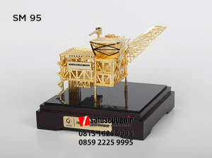 Souvenir Miniatur Pertamina Rig Offshore