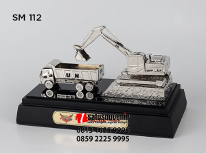 SM112 Souvenir Miniatur Truck and Excavator UN