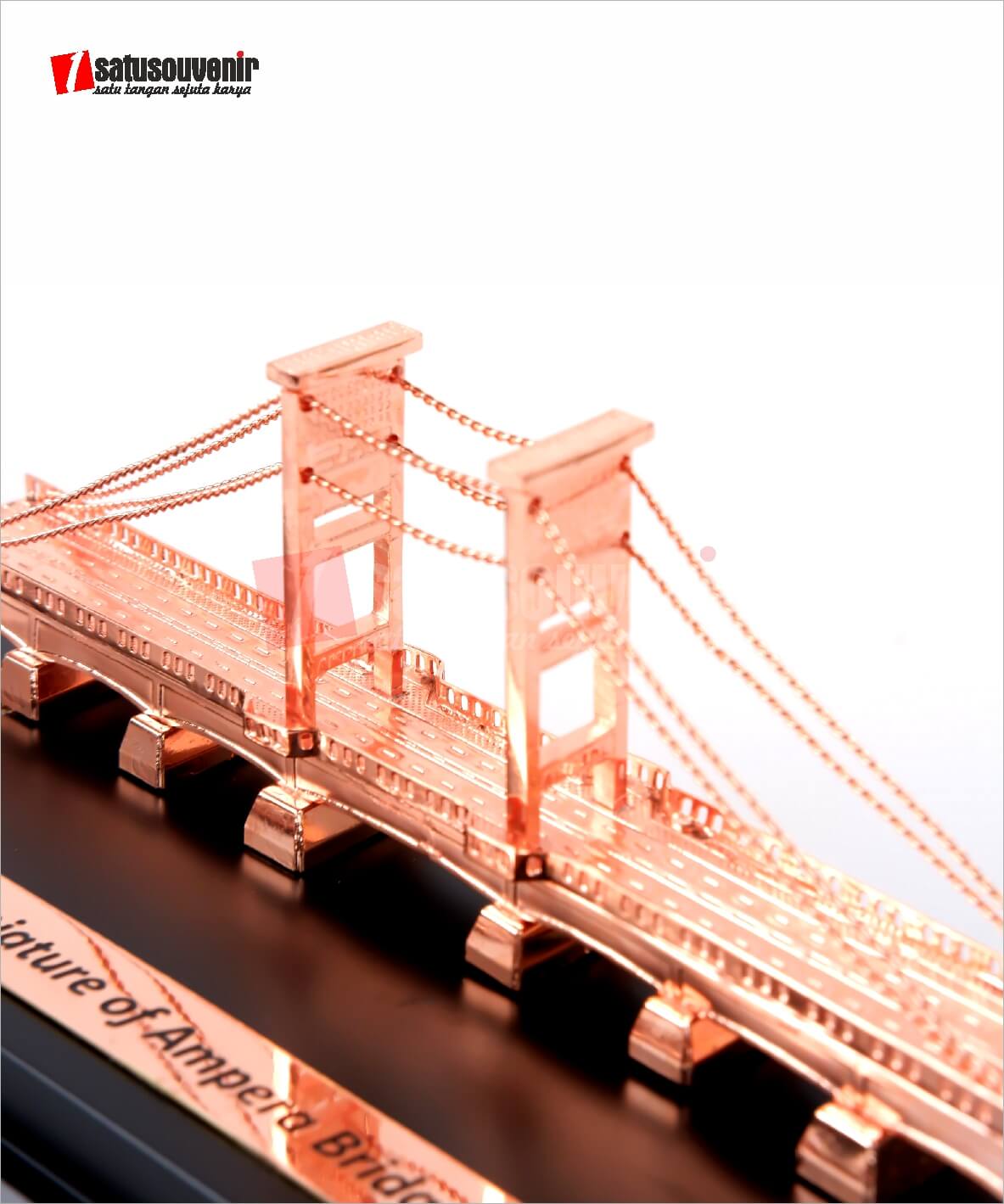 SM209 Detail Souvenir Miniatur Jembatan Medco Energi E&P Indonesia - Apa itu souvenir