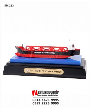 SM213 Souvenir Miniatur Kapal Politeknik Pelayaran Banten - contoh souvenir untuk branding