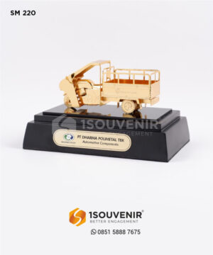 Souvenir Miniatur Kendaraan Roda Tiga PowerAce