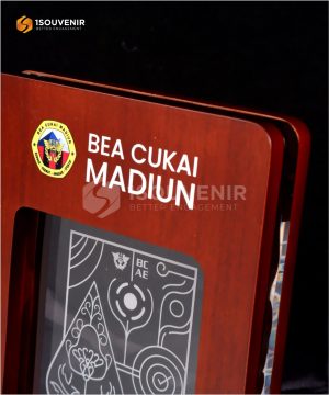 Plakat Kayu Bea Cukai Madiun