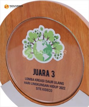 Plakat Kayu Lomba Kreasi Daur Ulang