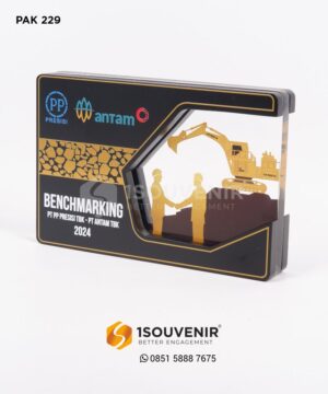 Plakat Kayu Akrilik Presisi Antam