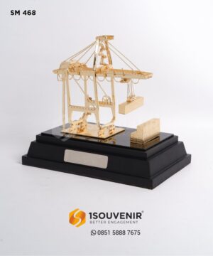 Miniatur Crane TPK Koja PT Pelindo