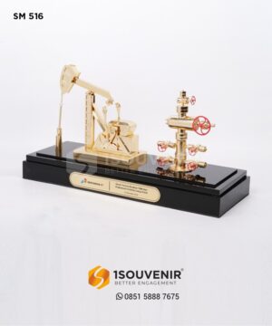 Miniatur Pompa Angguk dan Wellhead Serah...