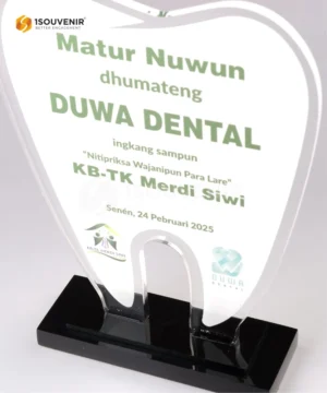 Plakat Akrilik Kenang-kenangan Duwa Dental...