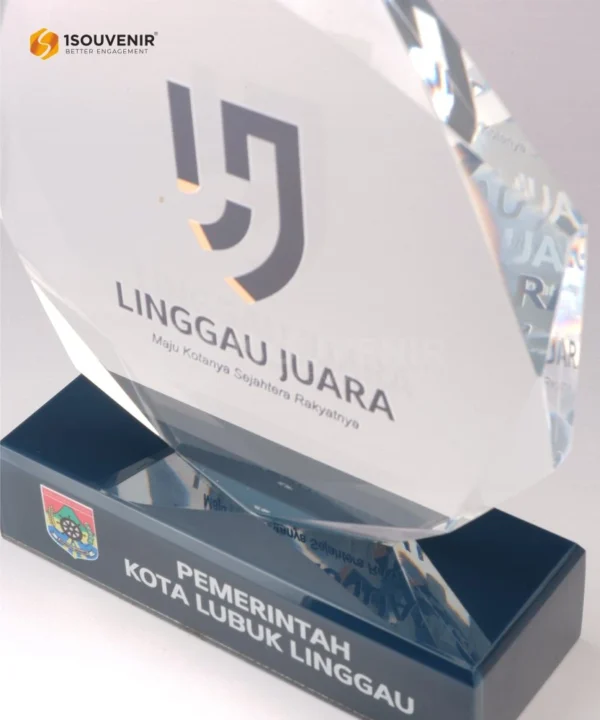 DETAIL-PA657 Plakat Akrilik Linggau Juara