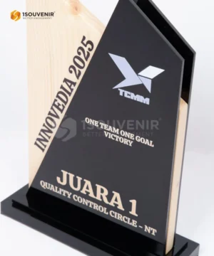 Plakat Kayu Akrilik Innovedia 2025