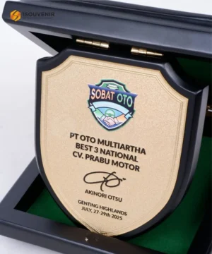 Plakat Kayu PT Oto Multiartha Best 3 National CV. Prabu Motor