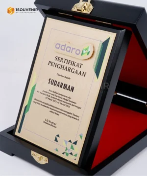 Plakat Kayu Sertifikat Penghargaan Prestasi Karwayan PT Adaro Indonesia