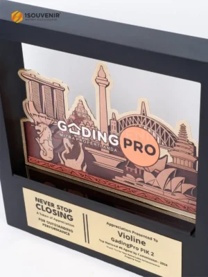 Plakat Frame Kayu Penghargaan dari GadingPro untuk Karyawan Outstanding Performance