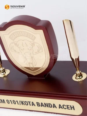 Plakat Kayu Pen Holder Kenang-kenangan dari Kodim 0101 Kota Banda Aceh