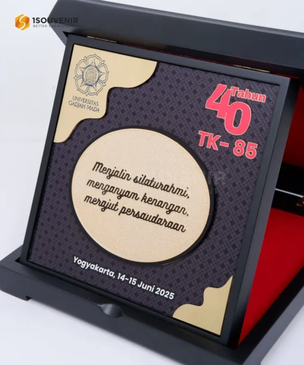 DETAIL-PK573 Plakat Kayu Logam 40 tahun TK-85 UGM
