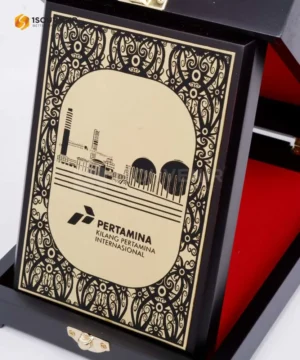 Plakat Kayu Logam Kilang Pertamina Internasional