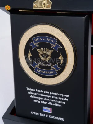 Plakat Kayu Penghargaan KPP Bea Cukai TMP C Kotabaru