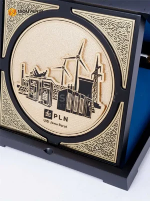 Plakat Kayu Logam Kenang-kenangan dari PLN UID Jawa Barat