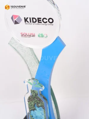 Piala Penghargaan dari Kideco untuk Juara...