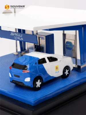Miniatur SPKLU Kenang-kenangan dari PT PLN...