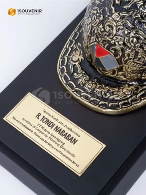 Miniatur Helm Kenang-kenangan dari PT Kideco Jaya Agung