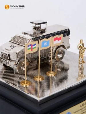 Miniatur Kendaraan Taktis Truk UN Penghargaan dari Pasukan Garuda Bhayangkara untuk Kolonel