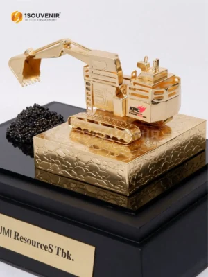 Miniatur Excavator Kenang-kenangan dari PT Bumi Resources