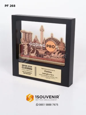 Plakat Frame Kayu Penghargaan dari GadingPro untuk Karyawan Outstanding Performance