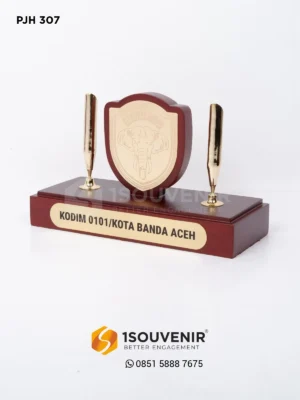 Plakat Kayu Pen Holder Kenang-kenangan dari Kodim 0101 Kota Banda Aceh