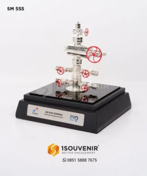 Miniatur Wellhead Penghargaan dari PT Pertamina...