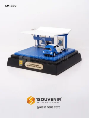 Miniatur SPKLU Kenang-kenangan dari PT PLN...