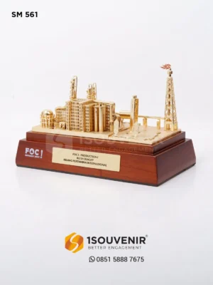 Miniatur Refinery Unit IV FOC I Kenang-kenangan dari Kilang Pertamina Internasional