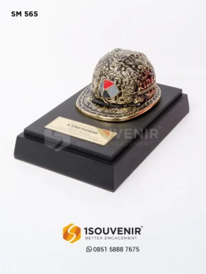 Miniatur Helm Kenang-kenangan dari PT Kideco Jaya Agung