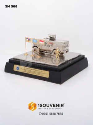 Miniatur Kendaraan Taktis Truk UN Penghargaan dari Pasukan Garuda Bhayangkara untuk Kolonel