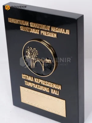 Plakat Kayu Istana Kepresidenan Tampaksiring Kenang-kenangan dari Kementerian Sekertariat Negara RI