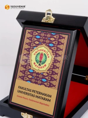Plakat Kayu Kenang-kenangan Fakultas Peternakan Universitas Mataram