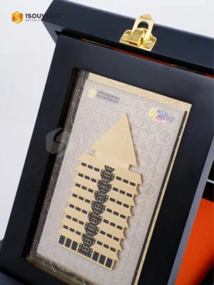 Plakat Kayu Kenang-kenangan Universitas Indonesia
