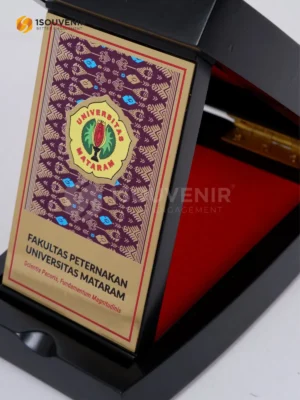 Plakat Kayu Kenang-kenangan Fakultas Peternakan Universitas Mataram